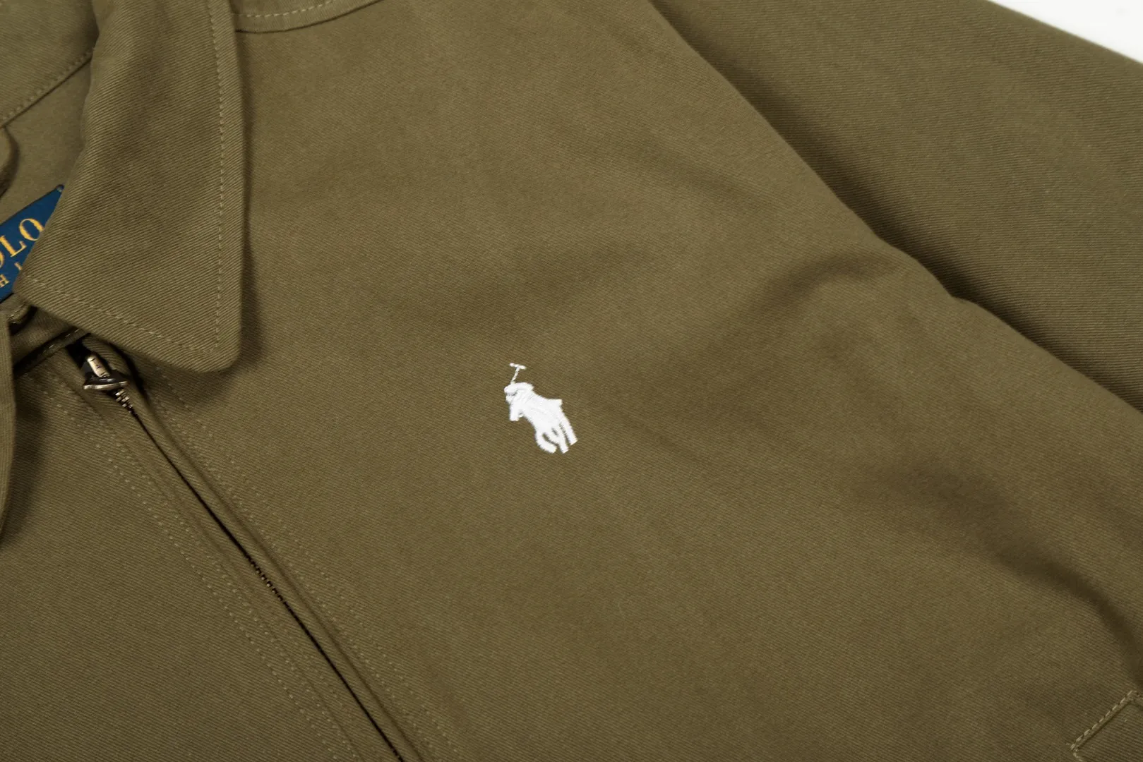 P300 top quality" Style number: 8101# (not off the shelves all year round) [Ralph Lauren/Ralph Lauren old cadre pony embroidered armband POLO jacket] ✅Ralph Lauren Ralph Lauren classic basic American retro old cadre goddess style jacket ✅Pure cotton high-gram heavy wash, soft, comfortable and tangible, upright and textured ✅Customized Vintage bronze double-open zipper head to restore the same quality as the cabinet version ✅This style: White/khaki color. There are waist patterns inside the threads of the collar and cuffs. Please note~ ✅Retro versatile jacket. The upper body is very flattering. Versatile model YYDS~ ✅Versatile for daily wear and work wear. ✅The upper body is simple and easy to wear. A must-have for goddess ootd. Good-looking clothes are never too picky. A must-have in the goddess' wardrobe. Size: S-XL. Color: White, yellow, red, navy, khaki, pink, light blue, olive green.